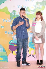 组图：朴宰范呼吁歌迷为海难祈祷 不知尼坤恋情