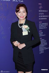 组图：邝美云为慈善筹款美艳依旧 拉姑夫妇甜笑助阵