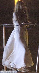 组图：艾薇儿蜜月甜蜜照 贵妇黑裙遮肚疑有孕