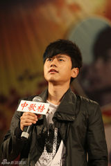 组图：张杰等快男“开战” 台上拼实力台下比人气