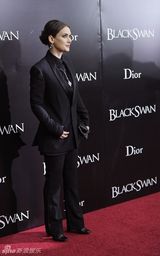 高清图：《黑天鹅》纽约首映 娜塔莉-波特曼艳光四射