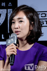 组图：张赫新片《流感》宣传 秀爱紫裙俏美