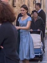 组图：娜塔莉新片自导自演 典雅蓝裙搭戏小男孩