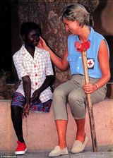 组图：娜奥米-沃兹新片演戴安娜 戴妃做慈善剧照曝光