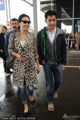 组图：刘嘉玲豹纹黑超抢眼 梁朝伟护花显恩爱