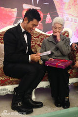 组图：黄晓明生日会裸装下厨 喂粉丝沙拉鸡汤