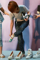 组图：刘忻跨界出传记 当场脱袜换穿水晶鞋