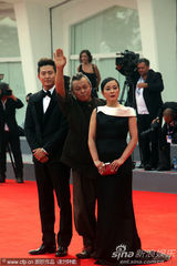 组图：金基德《圣殇》首映 赵敏秀性感长裙秀香肩