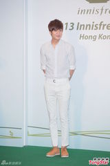 组图：李敏镐全白亮相代言疑透点 15分钟快闪