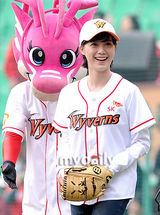 组图：韩女星具惠善为棒球赛开球 短发甜美自信