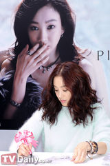 组图：韩星郑丽媛办签名会亲切随和甜美卖萌