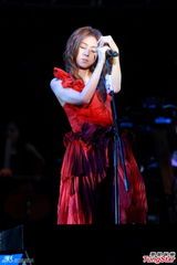 组图：陈绮贞红馆开唱 火红礼服上演女女热吻