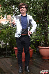 组图：王俊杰抵房发新片 情人节唱情歌遥祝老婆