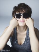 组图：金惠秀拍写真 秀事业线美腿诠释性感美