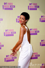 组图：小天后蕾哈娜优雅白裙扮女神