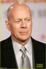 组图：布鲁斯威利斯新片首映 与娇妻对嘴热吻