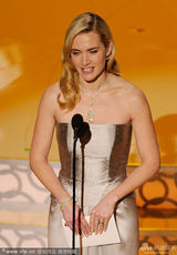 高清图：奥斯卡颁奖现场 温丝莱特拥抱影帝送祝福