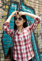 组图：韩丹彤街拍格纹衬衣搭短裤