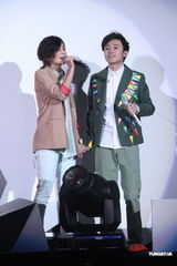 组图：苏打绿小巨蛋激情开唱 Ella现身上台秀舞姿