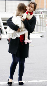 幻灯：阿汤哥尽享家庭欢乐 当众亲吻妻女大秀幸福