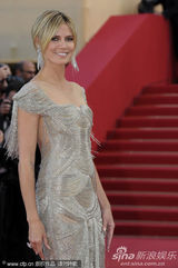 组图：超模海蒂戛纳走秀礼服露背身材高挑