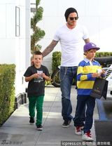 组图：贝克汉姆携子购物 罗密欧扮酷克鲁兹卖萌