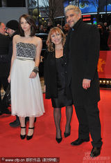 幻灯图集：《在路上》首映变庆生会 主席热拥导演