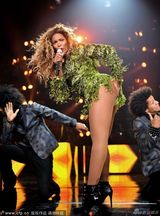 组图:碧昂斯纽约巡演连换N套华服 狂扭招牌电臀