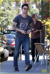 组图：魔力红骚当与女友用餐 遇狗仔举捐款纸牌