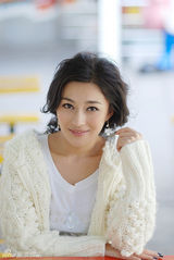 组图：葛玟希白衣简净写真知性时尚