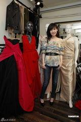 组图：周慧敏即将唱响澳门 出动私服预告性感晚装