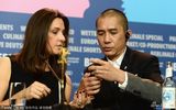 组图：柏林电影节众评委合影 梁朝伟微笑现身