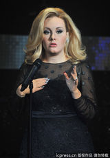 组图：阿黛尔蜡像伦敦揭幕 经典妆容显成熟尊贵