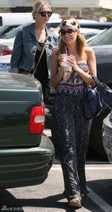 组图：好莱坞名媛妮可-里奇街拍连体裤搭潮包