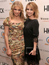 组图：艾玛-罗伯兹黑色蕾丝礼服亮相笑容明媚