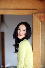 幻灯图：邹涵虹春日写真 彰显独特文艺气质