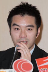 组图：何傲儿绯闻男友澄清嫩模掀裙事件