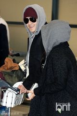 组图：文根英金汎(金范)公开恋情后首亮相牵手回国