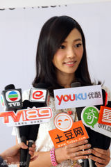 组图：白百何亮相香水活动甜美可人 商业价值突出