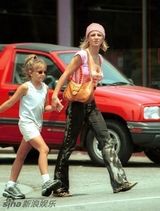 组图：布兰妮甜妞旧照曝光 身材消瘦笑容甜美