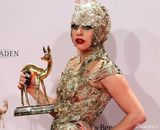 组图：Lady Gaga赴Bambi颁奖礼 金丝包头惨变榴莲