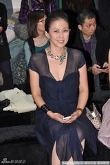 组图：杨采妮白裙亮相露香肩 秀珠宝高贵典雅