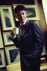 组图：张丹峰时尚封面大片 劲刮优雅绅士风