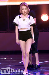 组图：EXO胜宣美夺《MCountDown》三连冠