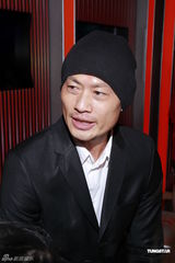 组图：大肚汤盈盈出席颁奖晚会 应届港姐三甲同场