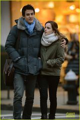 组图：艾玛与华裔男友现身街头 亲密相拥秀甜蜜