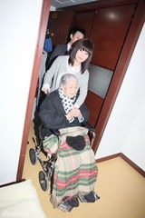 组图：酒井法子北京慈善行 福利院为老人献爱心