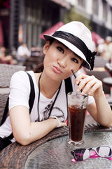 组图：董玥化身时尚女孩 随性街拍尽显潮范儿