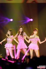 组图：少女时代香港开唱 劲歌热舞齐秀美腿