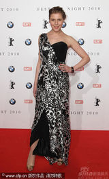 幻灯图：群星齐聚电影节之夜活动 布吉特举止出位